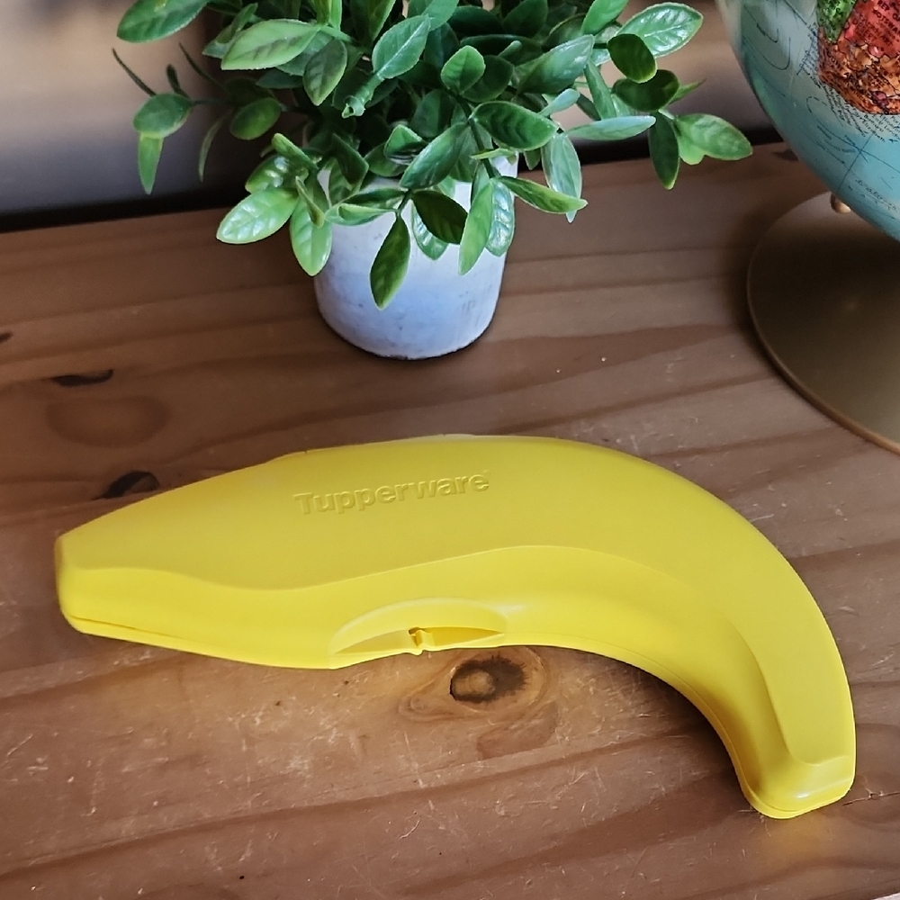 Tupperware Bright Yellow Banana Holder